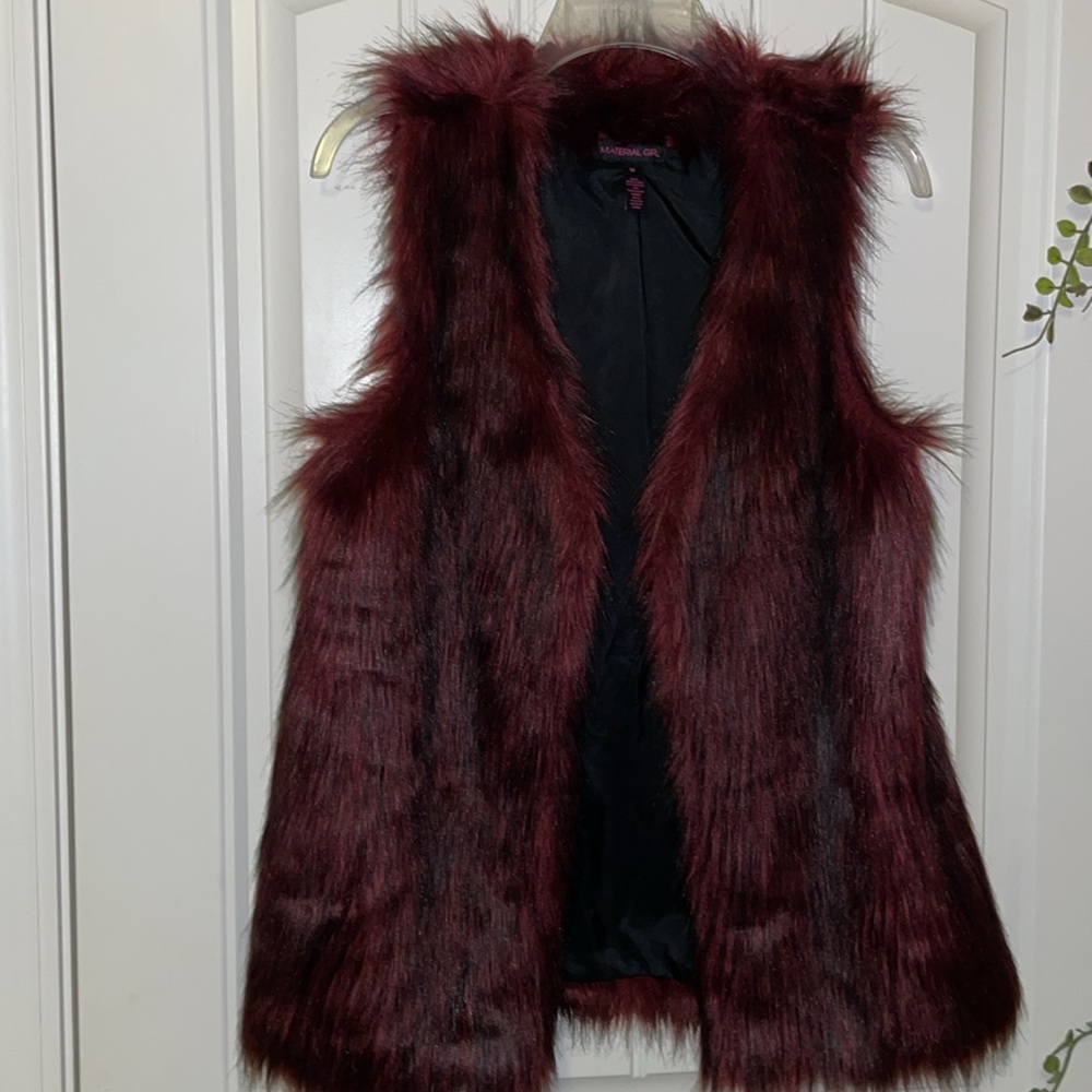 Faux fur vest 
Size Medium 
Material Girl